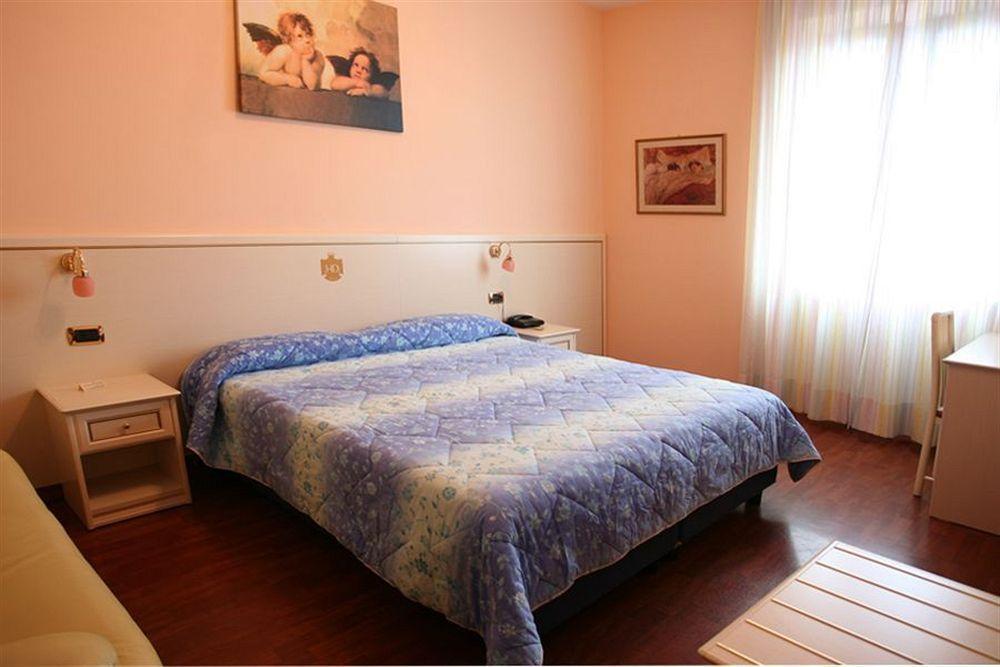 Hotel I Duchi Камерино Екстериор снимка