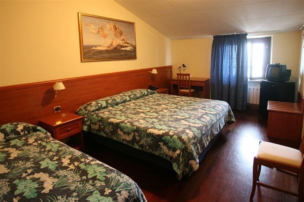Hotel I Duchi Камерино Екстериор снимка