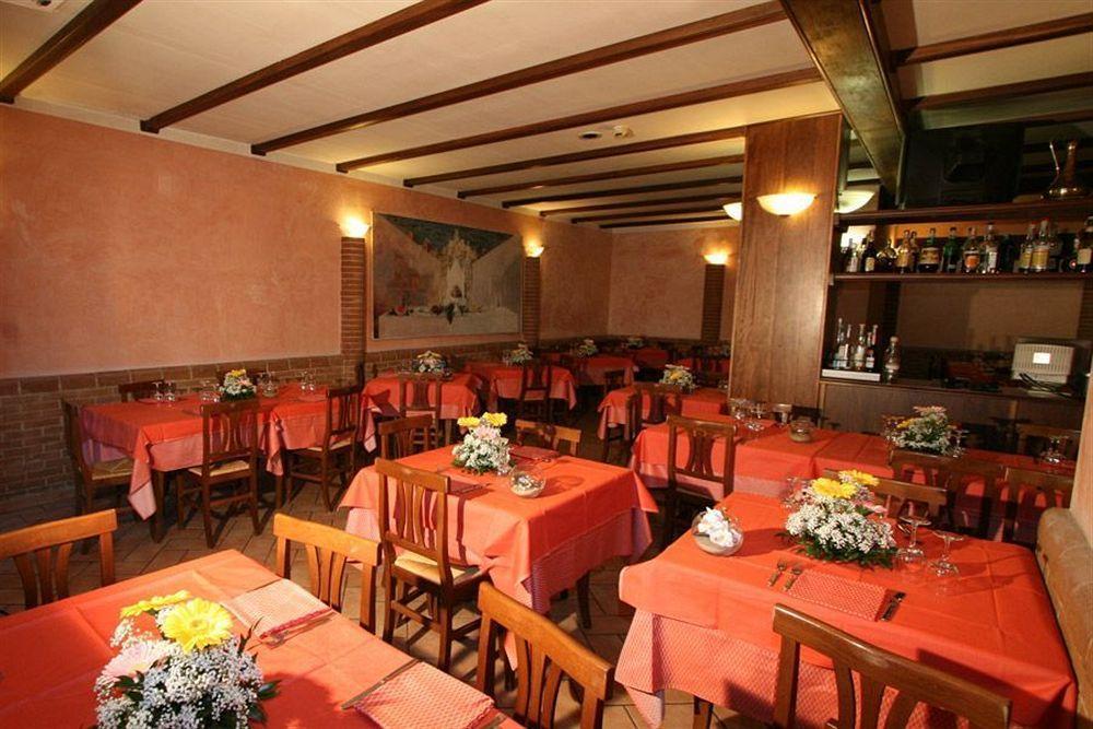 Hotel I Duchi Камерино Екстериор снимка