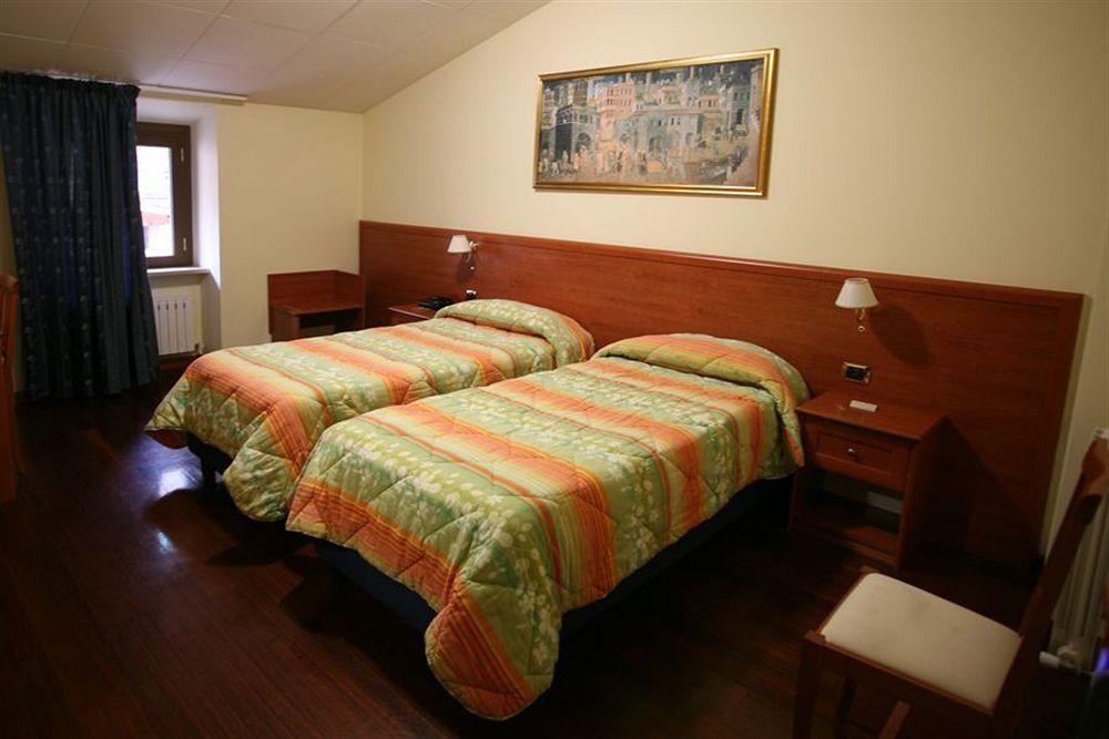 Hotel I Duchi Камерино Екстериор снимка