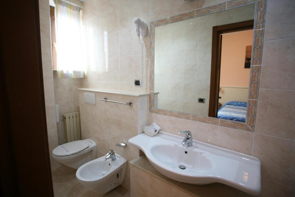Hotel I Duchi Камерино Стая снимка